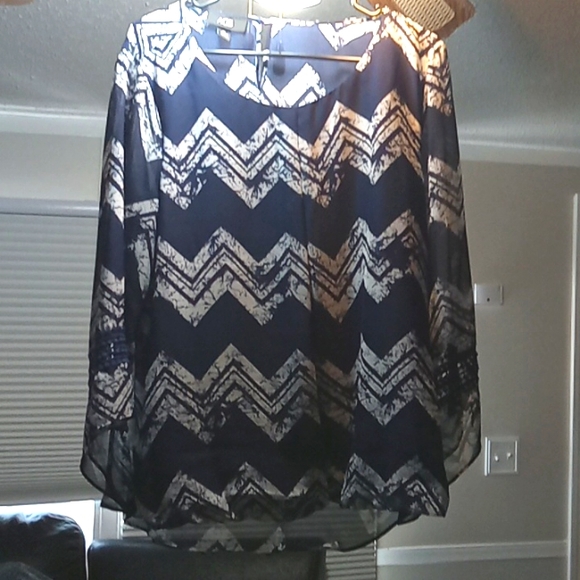 Adorable blouse good for summer spring fall weather - Picture 1 of 2